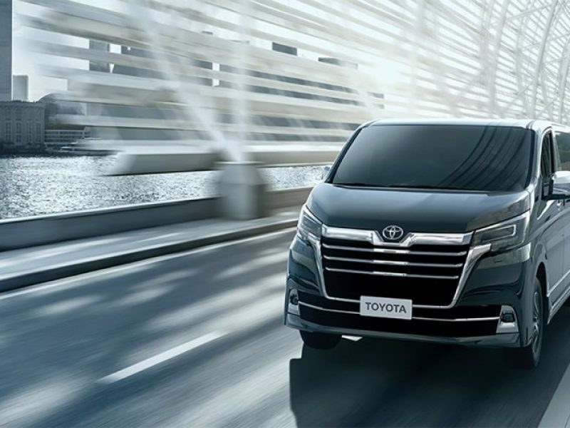 TOYOTA Granvia 九人座